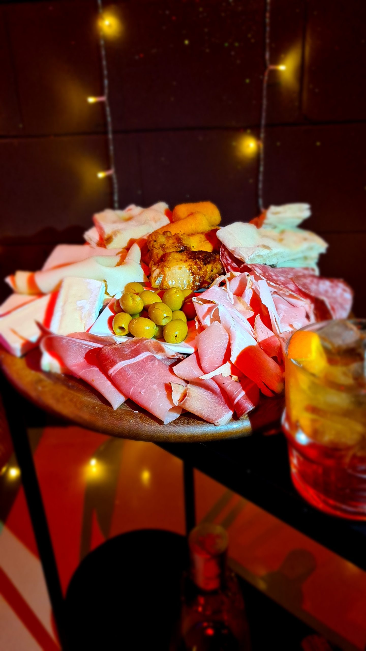 Se stai cercando un posto a Vimercate dove rilassarti e gustarti un ottimo aperitivo, questa è l’occasione giusta per te! Con soli 8 euro ti offriamo un drink a tua scelta, da accompagnare con un delizioso tagliere ricco di prodotti selezionati: salumi, formaggi e altre prelibatezze ideali per stuzzicare il palato.
